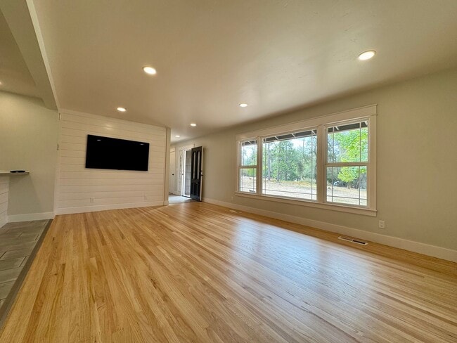 Building Photo - 5780 Stanley Dr