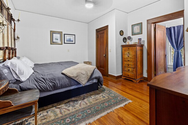 Building Photo - 204 NE 3rd Ave