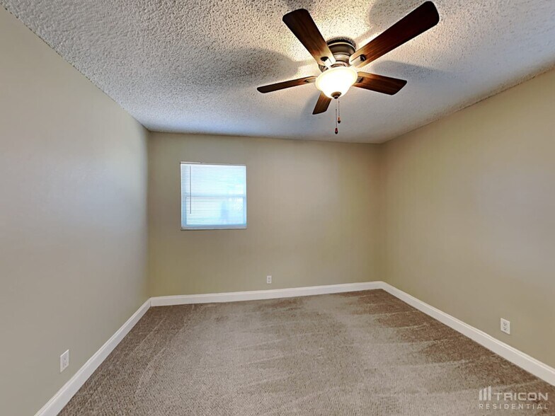 Building Photo - 1721 W Comanche Ave