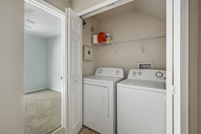 Building Photo - 3 bedroom, 2 bathroom townhome in Sonesta ...