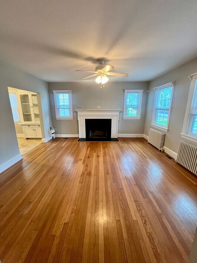 Building Photo - Beautiful Four Bedroom House, Right Off Grove and Patterson!! Lawn Care Included!!