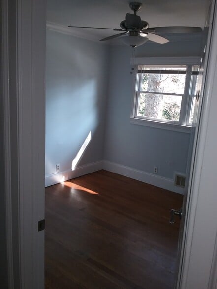 Building Photo - 701 Rosalyn Dr