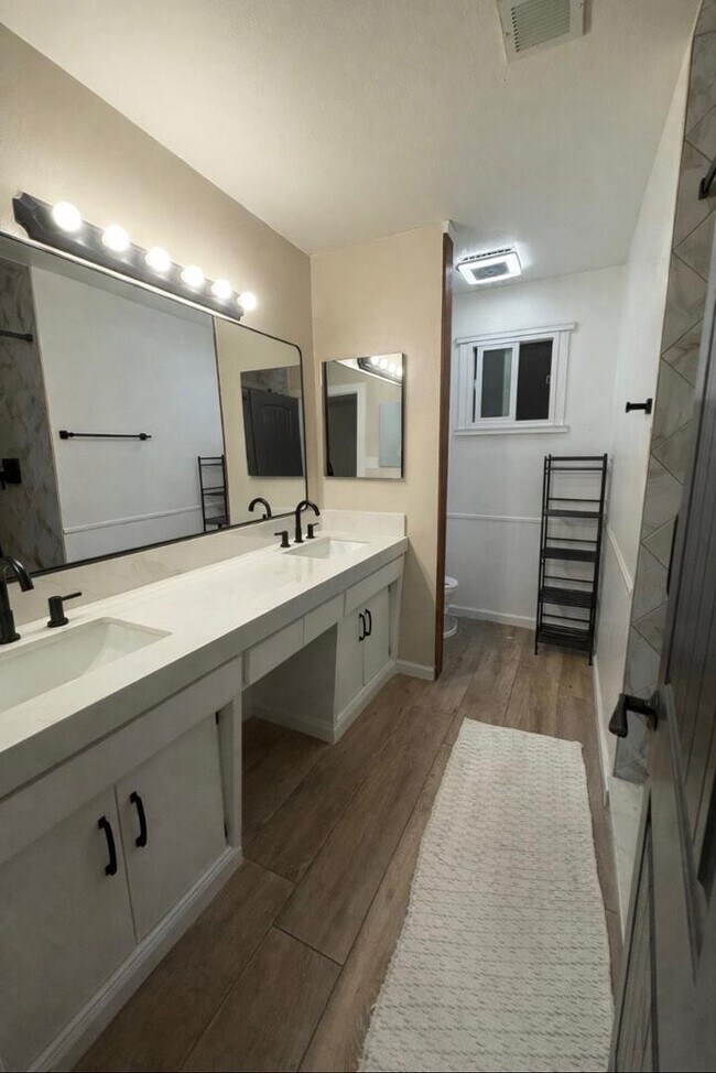 Building Photo - 1237 E Riviera Dr