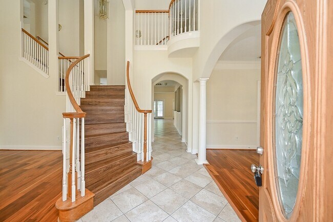 Building Photo - 1547 Lakeside Enclave Dr