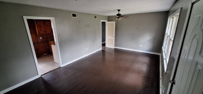 Building Photo - 540 Clubview Dr