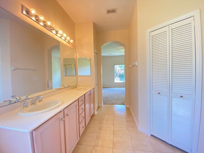 Building Photo - Amazing Solivita 2B/2B, open kitchen to fa...