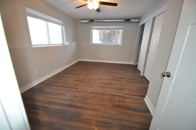 Building Photo - Newer Garden-Level 2Bed, 1Bath Apartment in Longfellow with In-Unit Laundry!