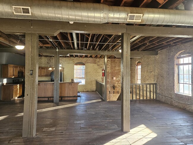 Building Photo - 1303 W College St