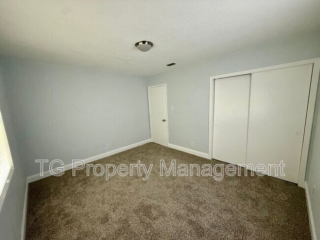Building Photo - 4721 E Castlewood Dr