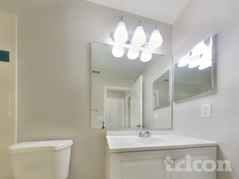 Building Photo - 1998 Grasmere Dr