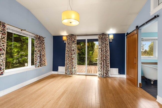 Building Photo - 4061 NE 110th St