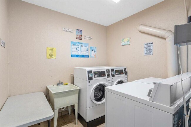 Building Photo - 2455 NE 51st St