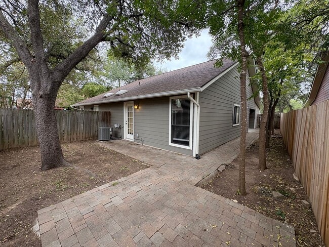 Building Photo - Townhouse available in Great North Austin ...