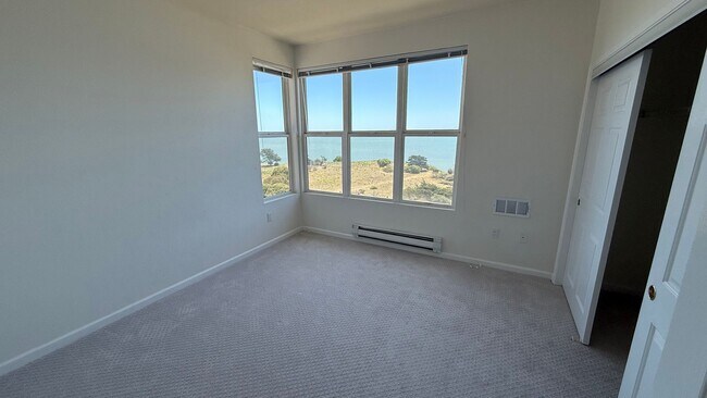 Building Photo - Epic REA - Top floor, Sweeping Views, 3 BR...