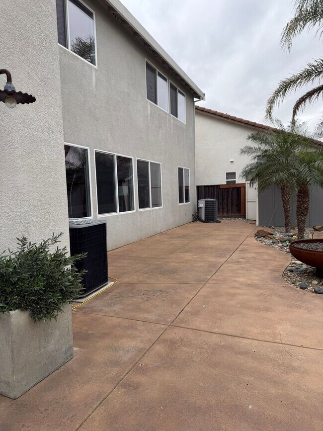 Building Photo - Gorgous 4 bedroom, 3 full bath home with pool