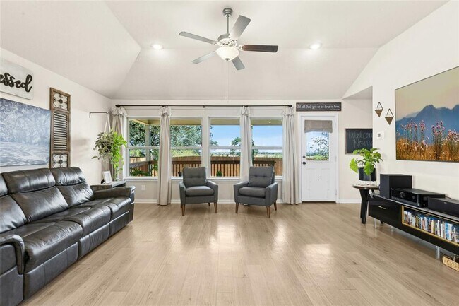 Building Photo - 2929 Greenbriar Rd