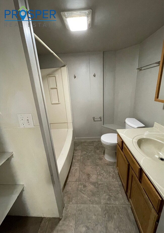 Building Photo - 4 Bedroom House right on Water Street - Av...