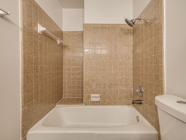 Building Photo - Move in discount / $800 first month rent