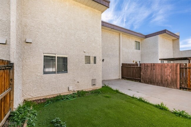 Building Photo - 764 Lawrence Dr