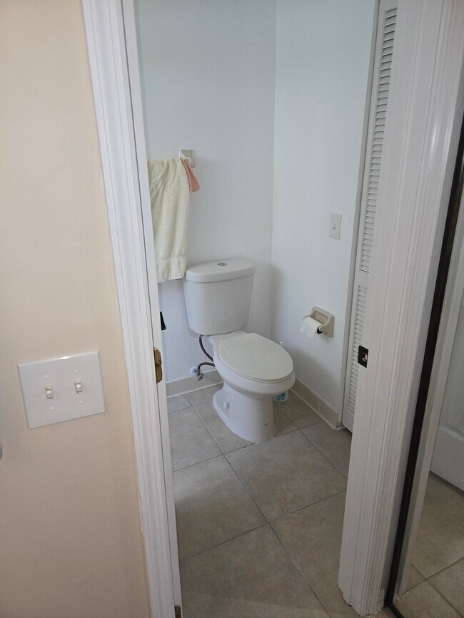 Building Photo - 1145 Country Club Dr