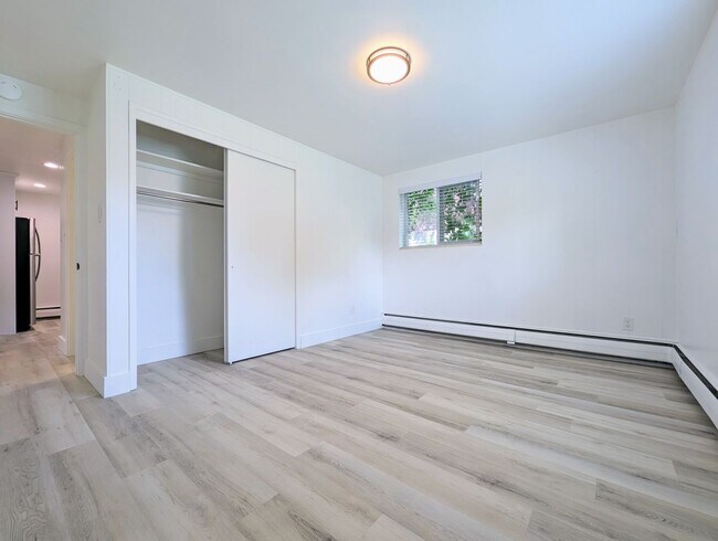 Building Photo - Beautiful, remodeled 1 bedroom apartment in the heart of sugarhouse.