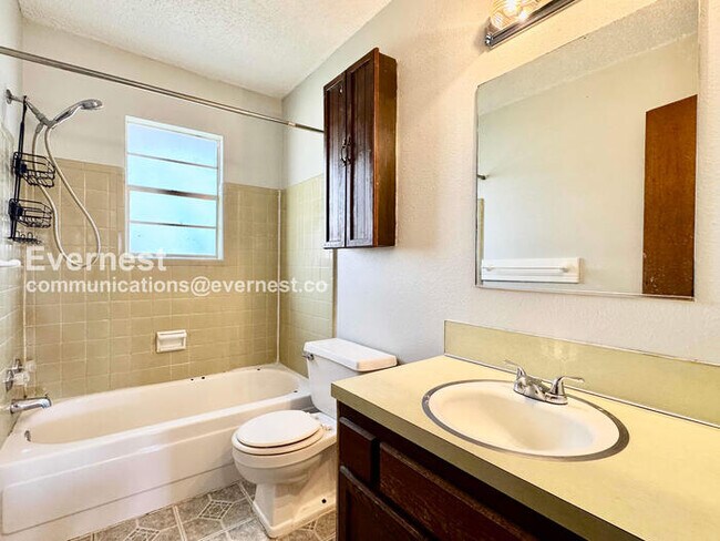 Building Photo - 2 Bed/1 Bath Townhome with Off-Street Parking / Pet-Friendly / Available Now!