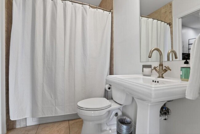 Building Photo - 905 Juniper St NE