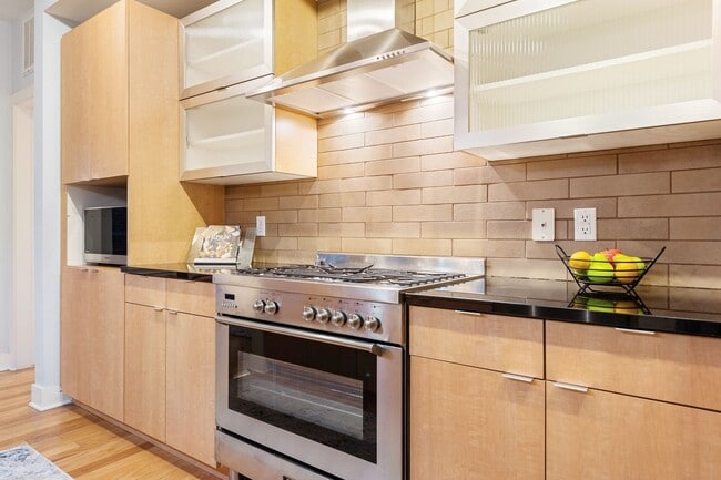 Building Photo - Gorgeous condo with city views