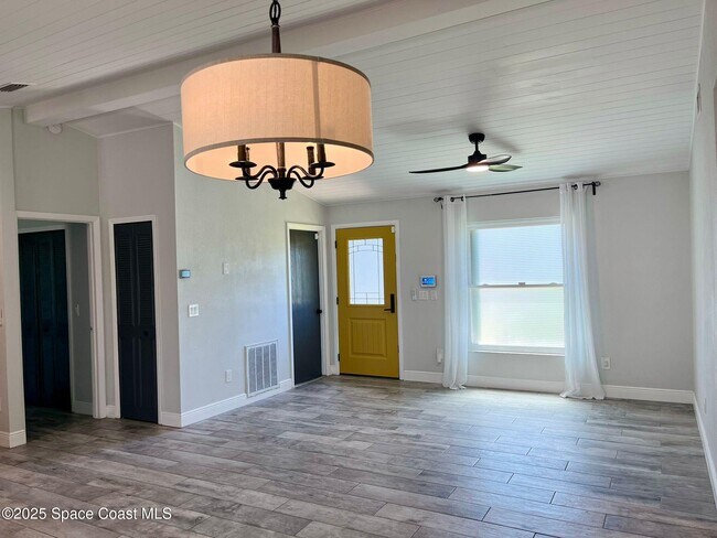 Building Photo - 3463 Mazur Dr