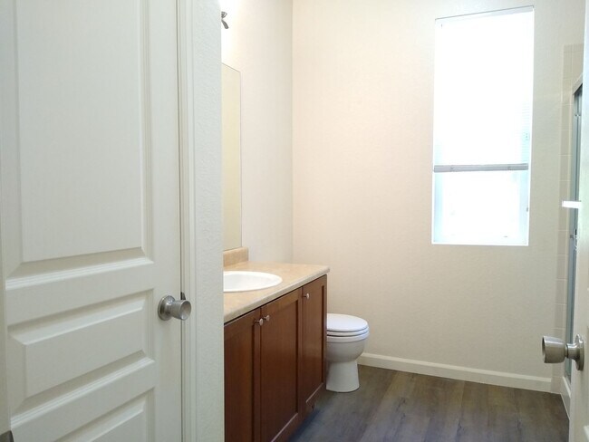 Building Photo - Beautiful and Spacious 3 Bedroom 2 Bath To...