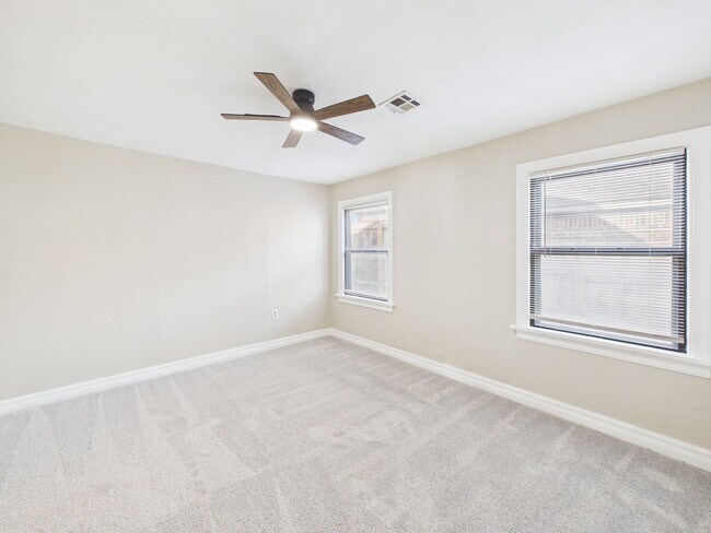 Building Photo - 1307 NW Maple Ave