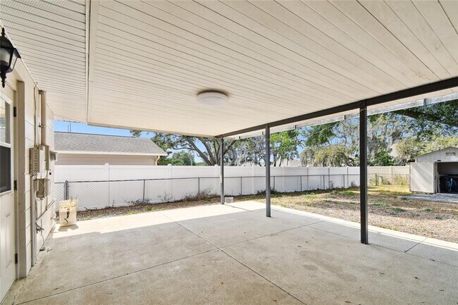 Building Photo - 1102 Shadowbrook Dr N