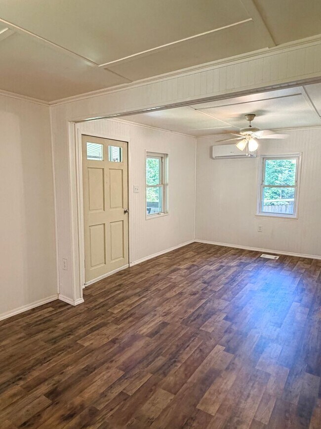 Building Photo - Adorable 2 bedroom farmhouse 10 minutes to Downtown Asheville