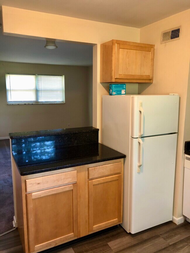 Building Photo - 467 E Stafford Ave