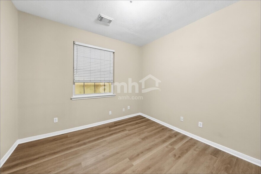 Building Photo - 3007 Valiant Elm St