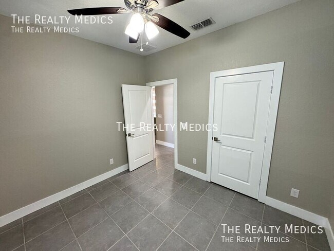 Building Photo - 205 Hibiscus Ln