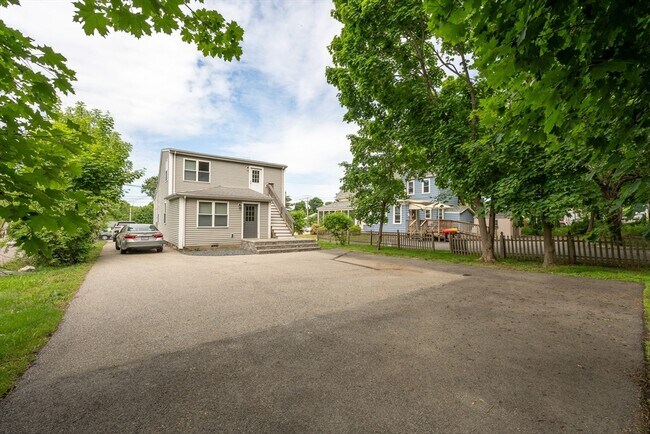 Building Photo - 616 Main St