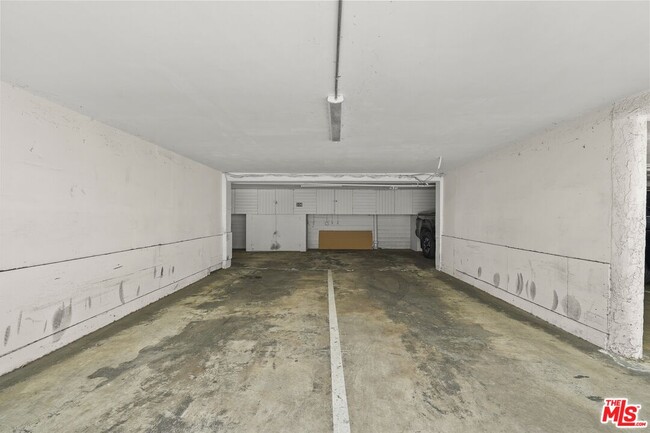 Building Photo - 1228 N La Cienega Blvd