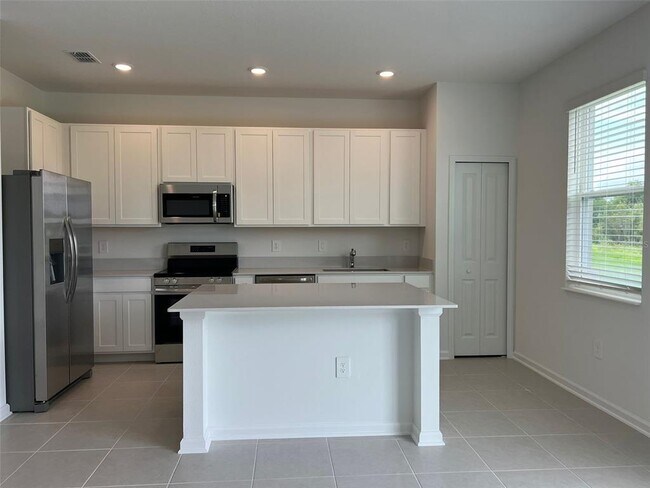 Building Photo - 3066 Chantilly Dr
