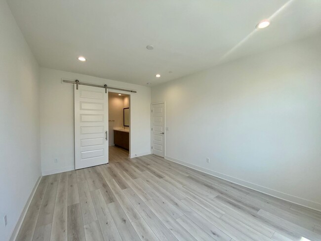 Building Photo - Luxury 3 br townhome Save up to $350 Each ...