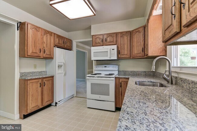 Building Photo - 6 Delta Ct
