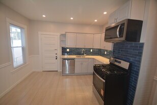 Building Photo - 31 Claybourne St