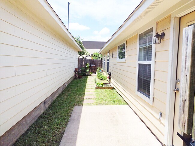Building Photo - 2637 Symphony Park Dr
