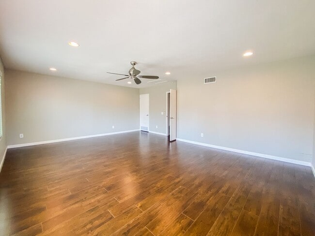 Building Photo - Two-Story 3 Bed, 2.5 Bath with Large Bonus...