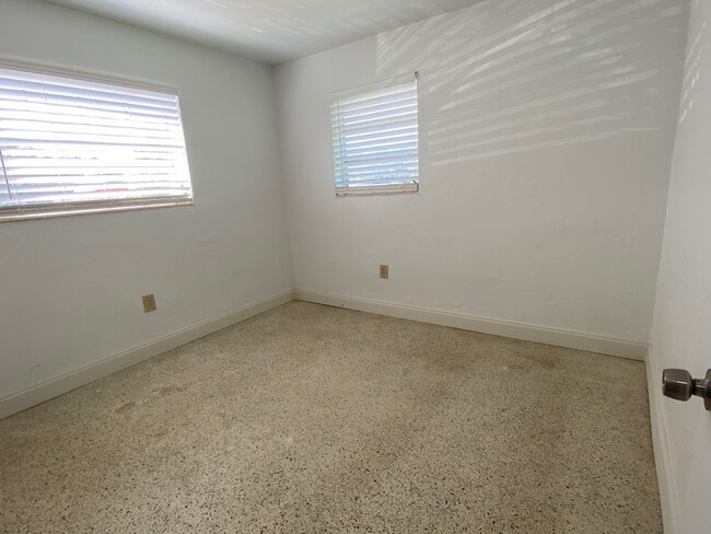 Building Photo - 931 SW 71st Ave