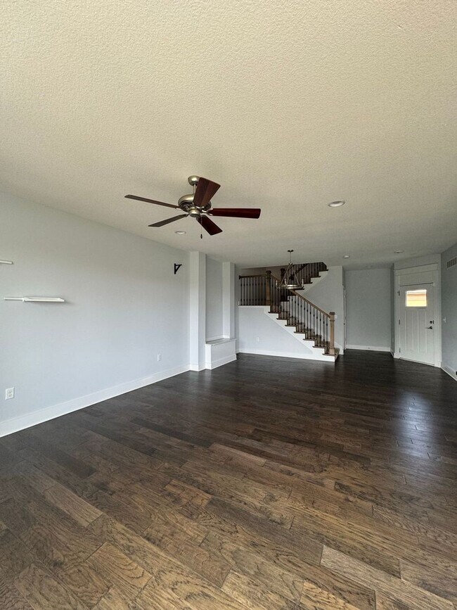 Building Photo - 4 Bedroom, 3 1/2 bathroom in Olathe!