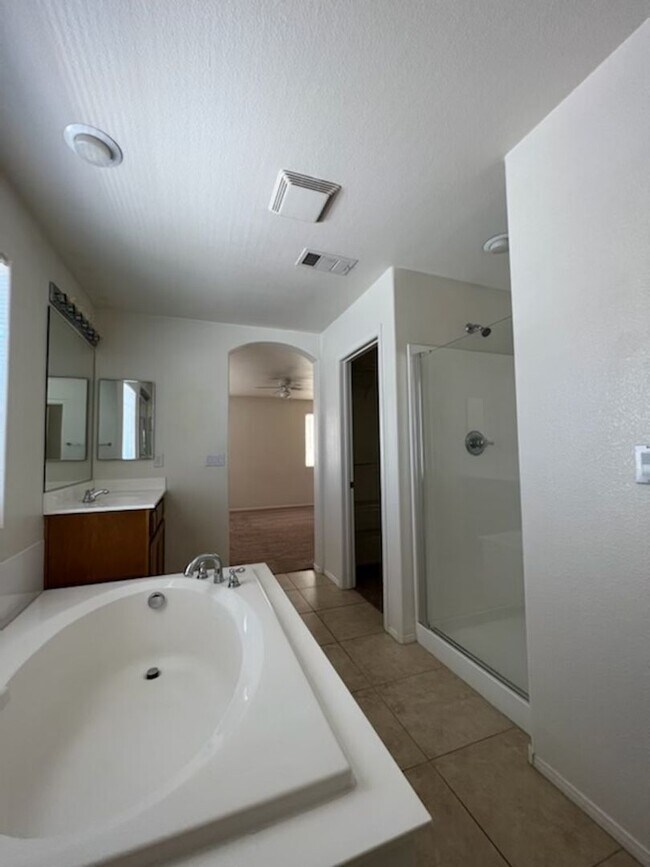 Building Photo - 5 Bedroom Located in 89139!