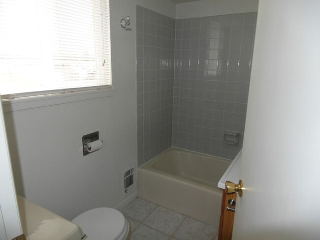 Building Photo - 3 bedroom, 1.5 bathroom duplex with Centra...