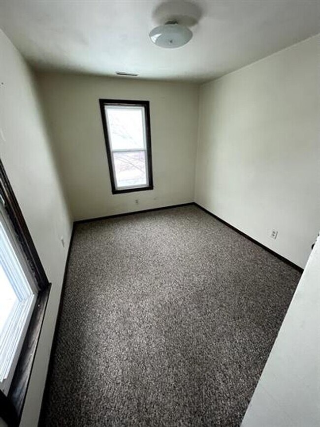 Building Photo - 403 Water St