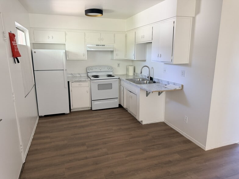 Kitchen - 1486 E Desert Inn Rd